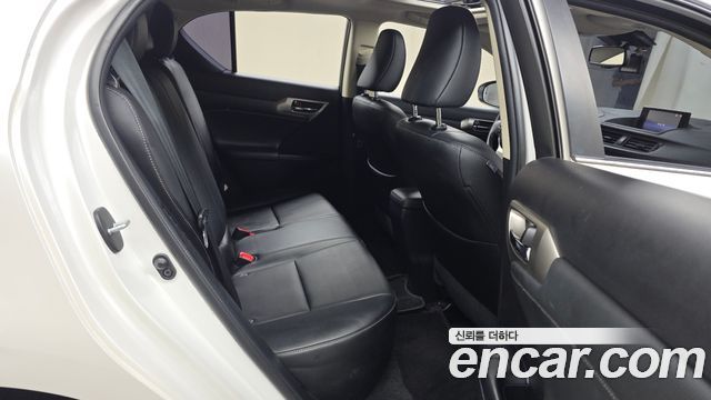 Lexus CT200h 1.8 Supreme ZWA10 2016 — фото 12