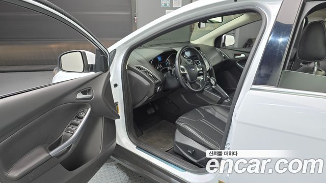 Ford Focus 2.0 Diesel Titanium Hatchback 3rd 2015 — фото 10