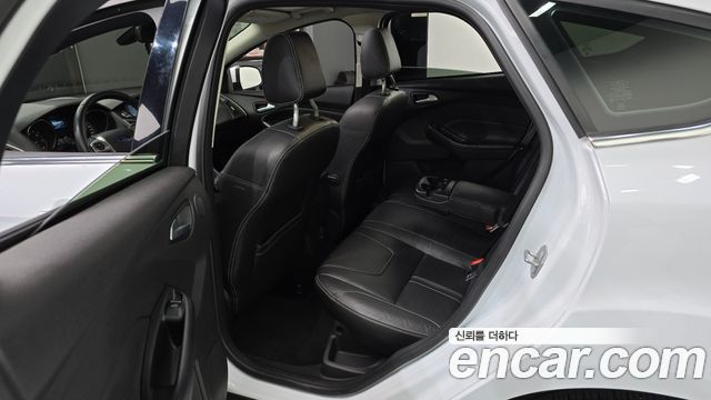 Ford Focus 2.0 Diesel Titanium Hatchback 3rd 2015 — фото 11