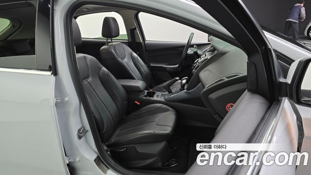 Ford Focus 2.0 Diesel Titanium Hatchback 3rd 2015 — фото 12