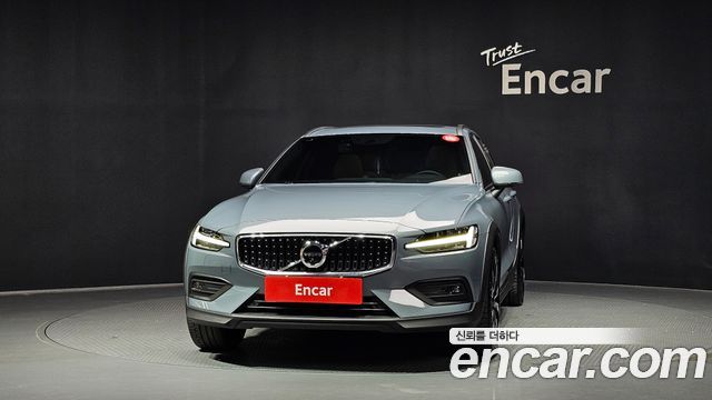 Volvo V60 Cross Country (II) B5 Pro AWD 2022 — фото 3
