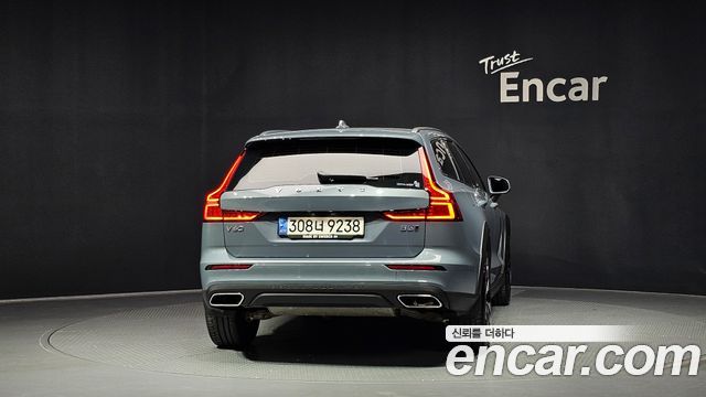 Volvo V60 Cross Country (II) B5 Pro AWD 2022 — фото 4