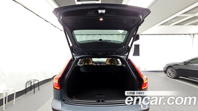 Volvo V60 Cross Country (II) B5 Pro AWD 2022 — фото 20