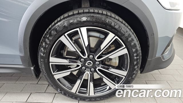 Volvo V60 Cross Country (II) B5 Pro AWD 2022 — фото 21