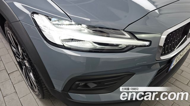 Volvo V60 Cross Country (II) B5 Pro AWD 2022 — фото 22