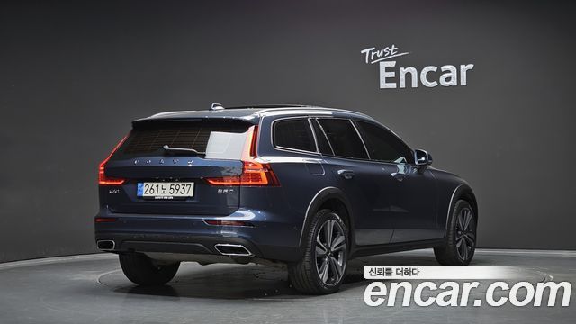 Volvo V60 Cross Country (II) B5 Pro AWD 2021 — фото 2