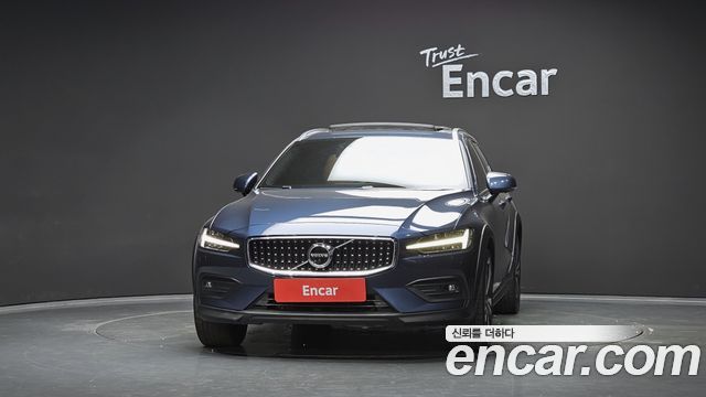 Volvo V60 Cross Country (II) B5 Pro AWD 2021 — фото 3
