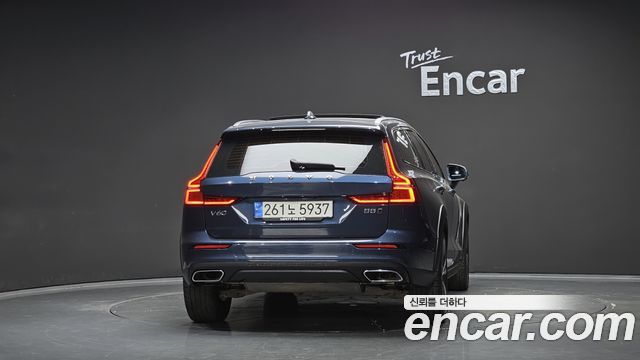 Volvo V60 Cross Country (II) B5 Pro AWD 2021 — фото 4