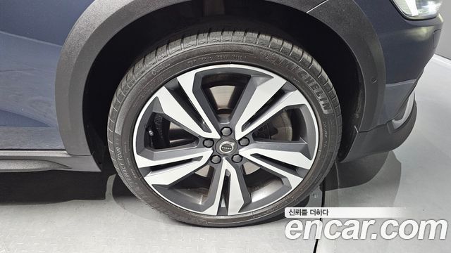 Volvo V60 Cross Country (II) B5 Pro AWD 2021 — фото 21