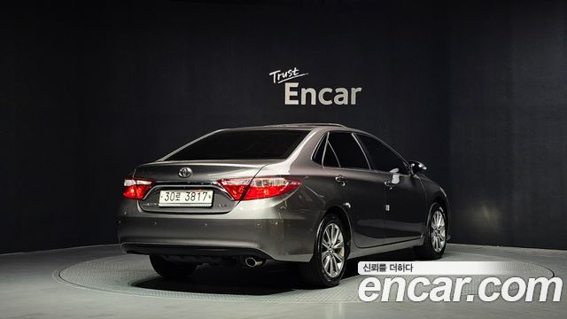 Toyota Camry 2.5 XLE 2017 — фото 2