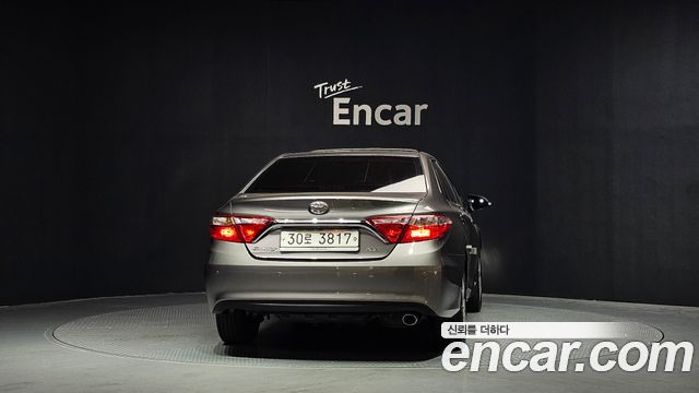 Toyota Camry 2.5 XLE 2017 — фото 4