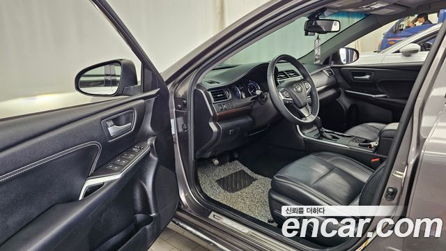 Toyota Camry 2.5 XLE 2017 — фото 10