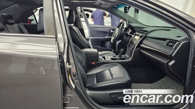 Toyota Camry 2.5 XLE 2017 — фото 11