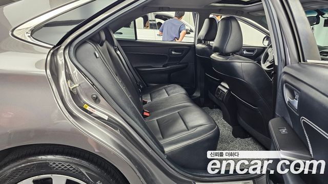 Toyota Camry 2.5 XLE 2017 — фото 12