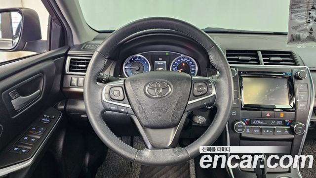 Toyota Camry 2.5 XLE 2017 — фото 13