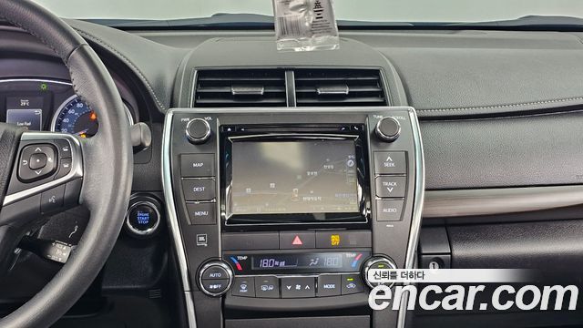 Toyota Camry 2.5 XLE 2017 — фото 14