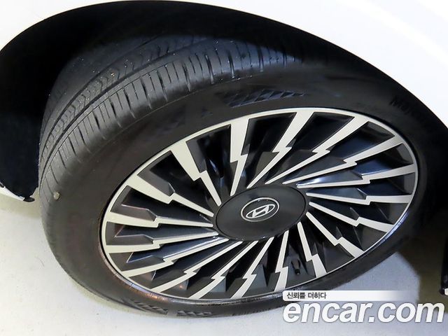Hyundai Grandeur (GN7) 2,5 Gasoline 2WD Calligraphy 2024 — фото 24
