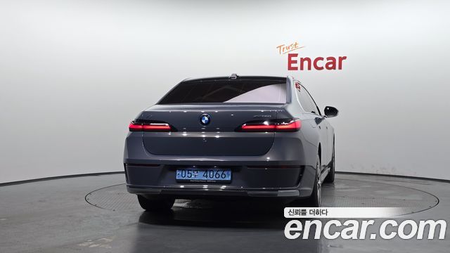 BMW i7 (G70) xDrive 60 Design Pure Excellence 2023 — фото 4