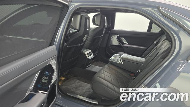 BMW i7 (G70) xDrive 60 Design Pure Excellence 2023 — фото 12