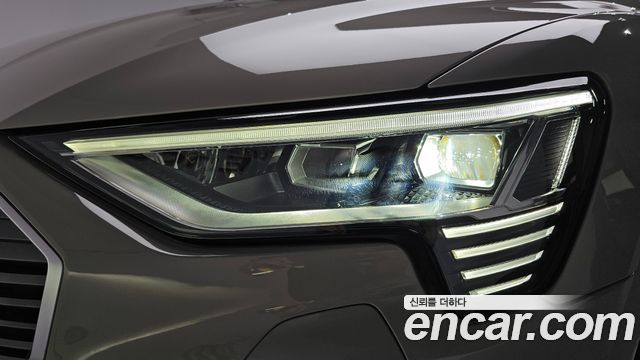 Audi e-tron 55 Quattro 2020 — фото 22
