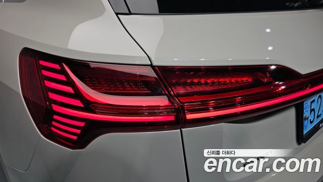 Audi e-tron 55 Quattro 2020 — фото 23