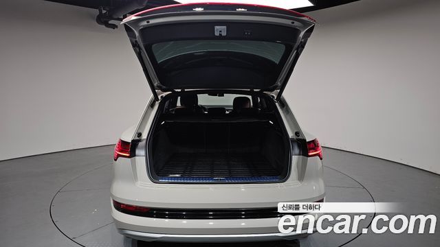 Audi e-tron 55 Quattro 2020 — фото 34