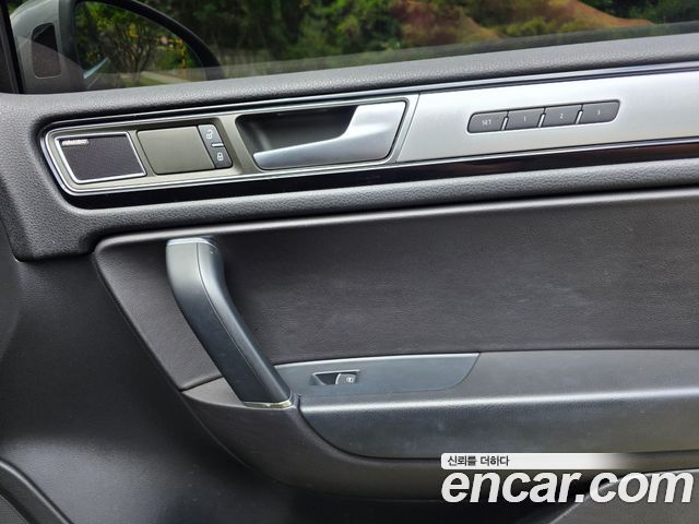 Volkswagen Touareg V6 3.0 TDI Bluemotion Premium 7P5 2015 — фото 21