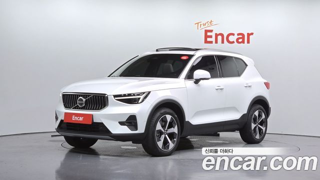 Volvo XC40 B4 Ultra Bright 2025 — фото 1