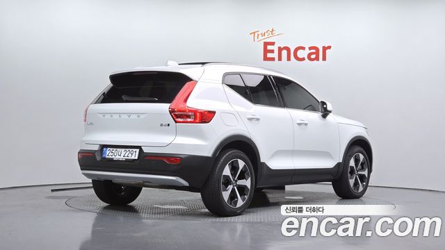 Volvo XC40 B4 Ultra Bright 2025 — фото 2