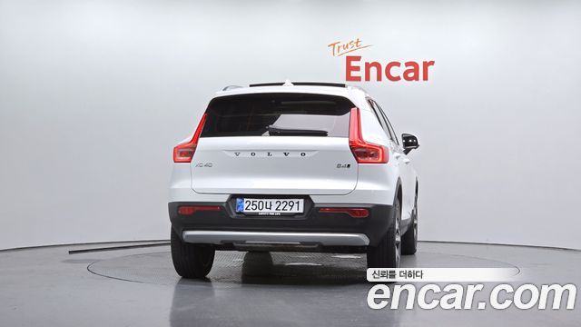 Volvo XC40 B4 Ultra Bright 2025 — фото 4