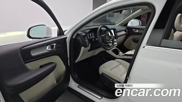 Volvo XC40 B4 Ultra Bright 2025 — фото 10