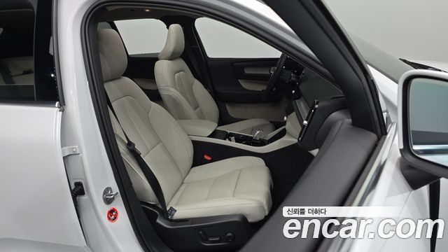 Volvo XC40 B4 Ultra Bright 2025 — фото 11