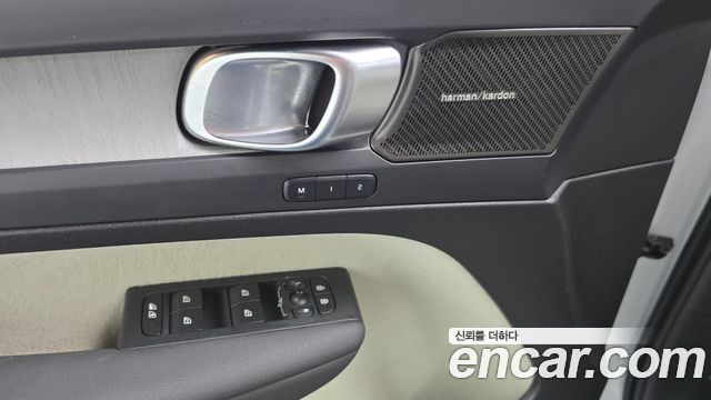 Volvo XC40 B4 Ultra Bright 2025 — фото 14