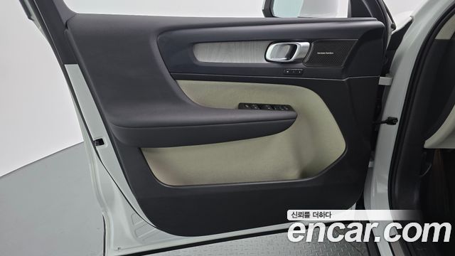 Volvo XC40 B4 Ultra Bright 2025 — фото 24