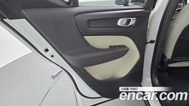 Volvo XC40 B4 Ultra Bright 2025 — фото 25