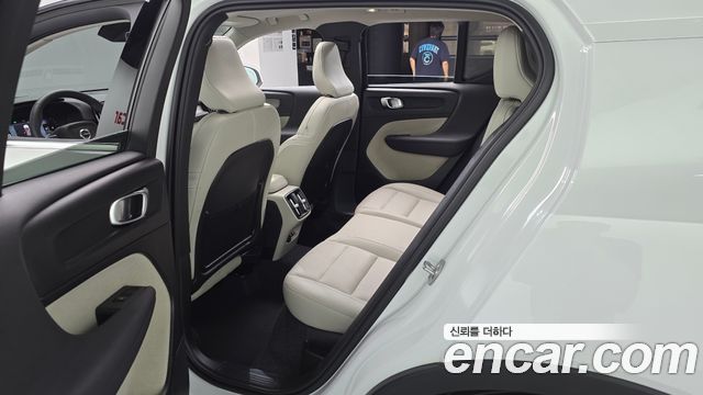 Volvo XC40 B4 Ultra Bright 2025 — фото 26