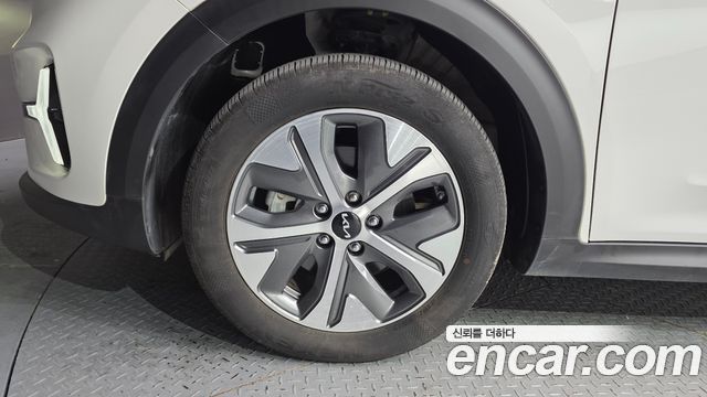 Kia Niro Plus Air 2024 — фото 5