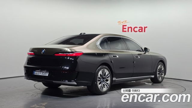 BMW 7 Series (G70) 740i sDrive Design Pure Excellence 2023 — фото 2