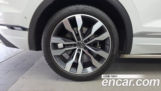 Volkswagen Touareg (III) 4.0 TDI Prestige 2021 — фото 5