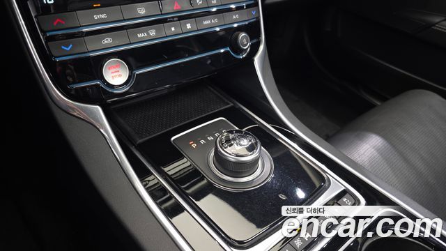 Jaguar XE 20d R-Sport 2017 — фото 9