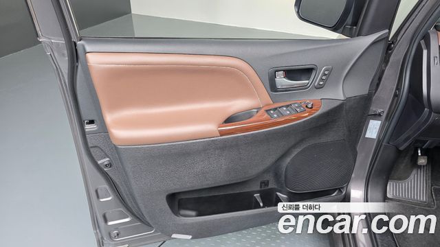 Toyota Sienna 3.5 AWD 2018 — фото 24