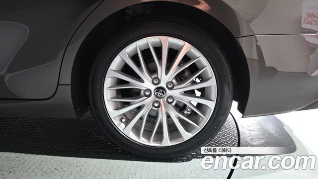 Toyota Camry (XV70) 2.5 XLE Hybrid 2019 — фото 27