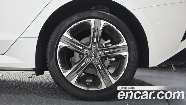 Kia K5 (III) 2.0 Noblesse 2023 — фото 21
