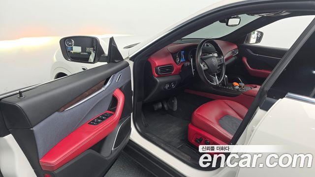 Maserati Levante 3.0 Diesel AWD GranLusso 2020 — фото 10
