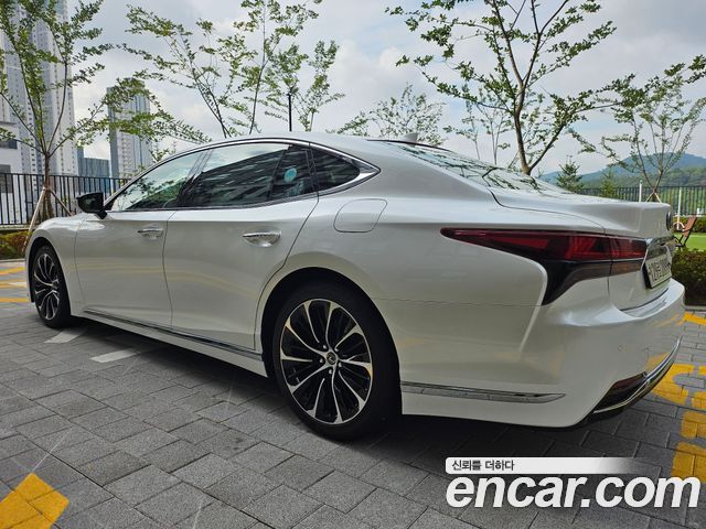 Lexus LS500h (V) 3.5 Luxury AWD 2023 — фото 3