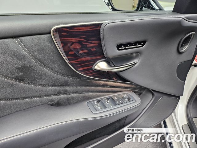 Lexus LS500h (V) 3.5 Luxury AWD 2023 — фото 18