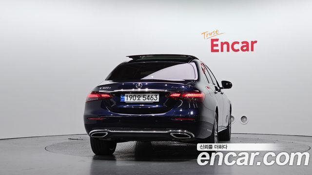 Mercedes-Benz E-Class (W213) E300e 4MATIC Exclusive 2023 — фото 4