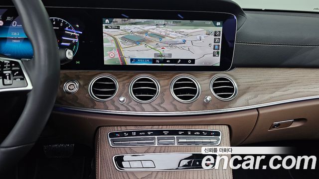 Mercedes-Benz E-Class (W213) E300e 4MATIC Exclusive 2023 — фото 16