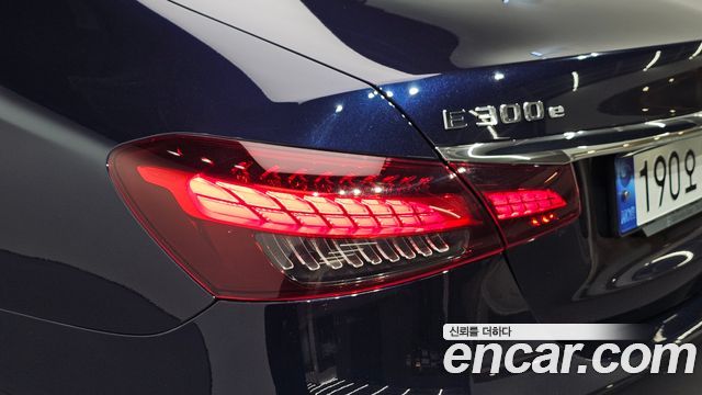 Mercedes-Benz E-Class (W213) E300e 4MATIC Exclusive 2023 — фото 29