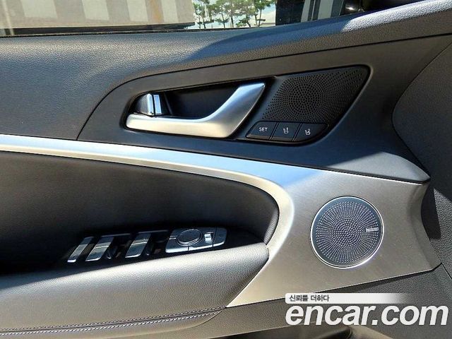 Genesis G70 Shooting Brake Gasoline 2.0T 2WD 2023 — фото 16